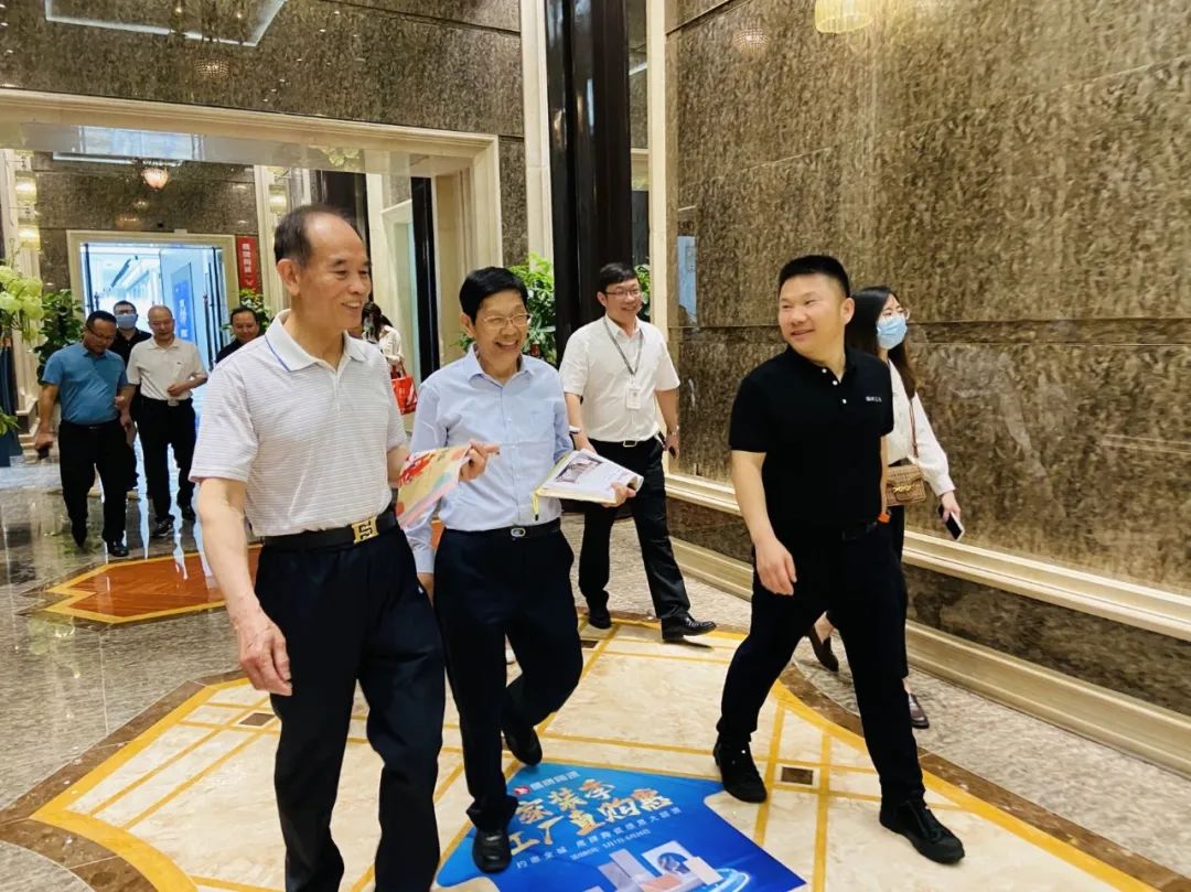 走進(jìn)鷹牌｜2022新銳榜評審團(tuán)蒞臨鷹牌陶瓷總部展廳深入考察(圖2)
