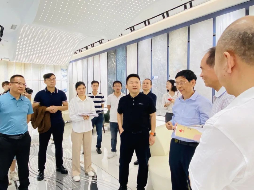 走進(jìn)鷹牌｜2022新銳榜評審團(tuán)蒞臨鷹牌陶瓷總部展廳深入考察(圖4)