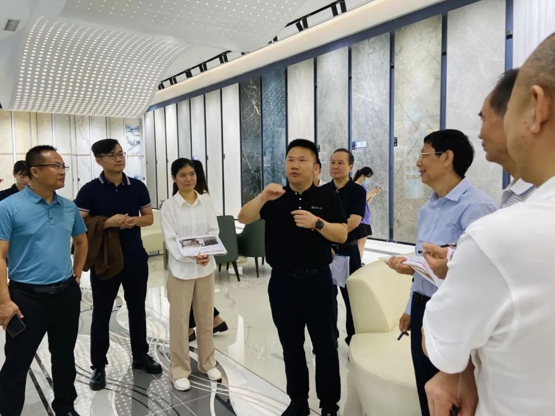 走進(jìn)鷹牌｜2022新銳榜評審團(tuán)蒞臨鷹牌陶瓷總部展廳深入考察(圖9)