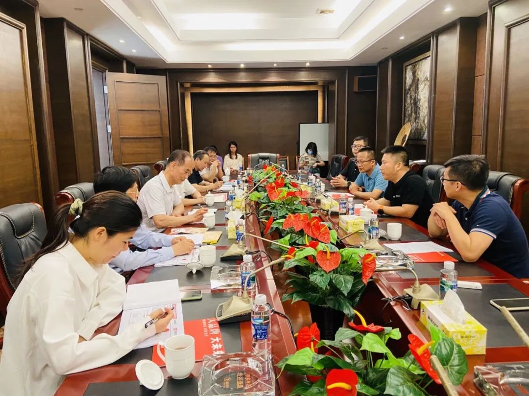 走進(jìn)鷹牌｜2022新銳榜評審團(tuán)蒞臨鷹牌陶瓷總部展廳深入考察(圖11)