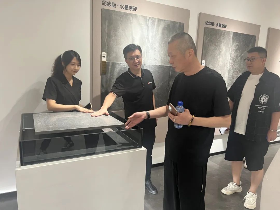 共話(huà)家居發(fā)展新趨勢(shì)｜湖南千思裝飾集團(tuán)張董一行蒞臨鷹牌總部參觀交流(圖2)