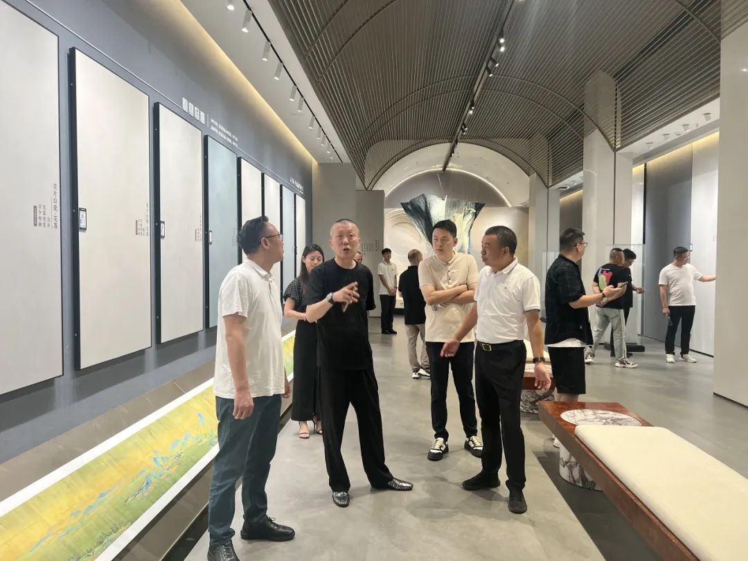 共話(huà)家居發(fā)展新趨勢(shì)｜湖南千思裝飾集團(tuán)張董一行蒞臨鷹牌總部參觀交流(圖7)