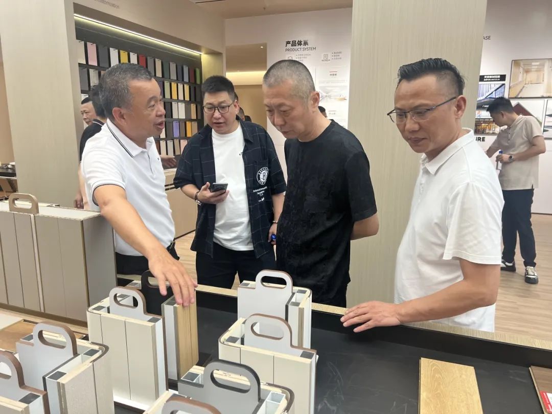 共話(huà)家居發(fā)展新趨勢(shì)｜湖南千思裝飾集團(tuán)張董一行蒞臨鷹牌總部參觀交流(圖5)