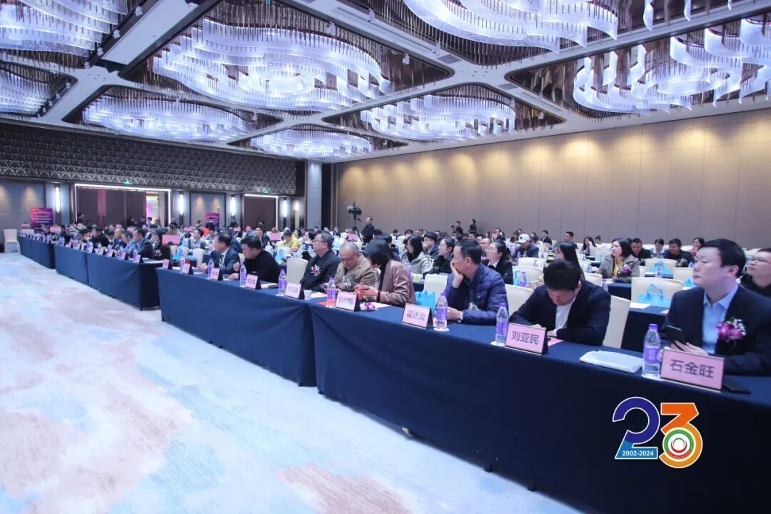 榮耀見(jiàn)證|鷹牌陶瓷榮獲“2024年度十大建陶明星企業(yè)”(圖1) 榮耀見(jiàn)證|鷹牌陶瓷榮獲“2024年度十大建陶明星企業(yè)”(圖1)