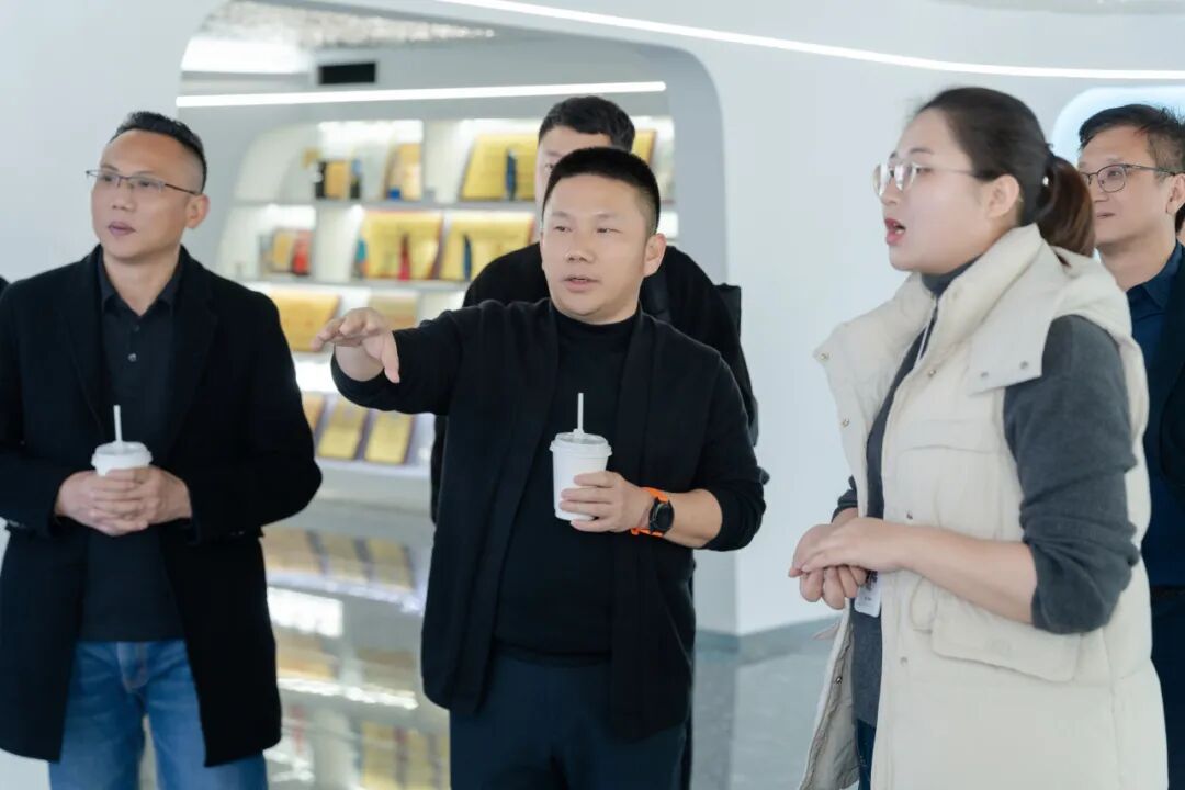 交流互進 共謀發(fā)展｜鷹牌集團赴千思裝飾考察交流，共話行業(yè)發(fā)展新趨勢(圖9)