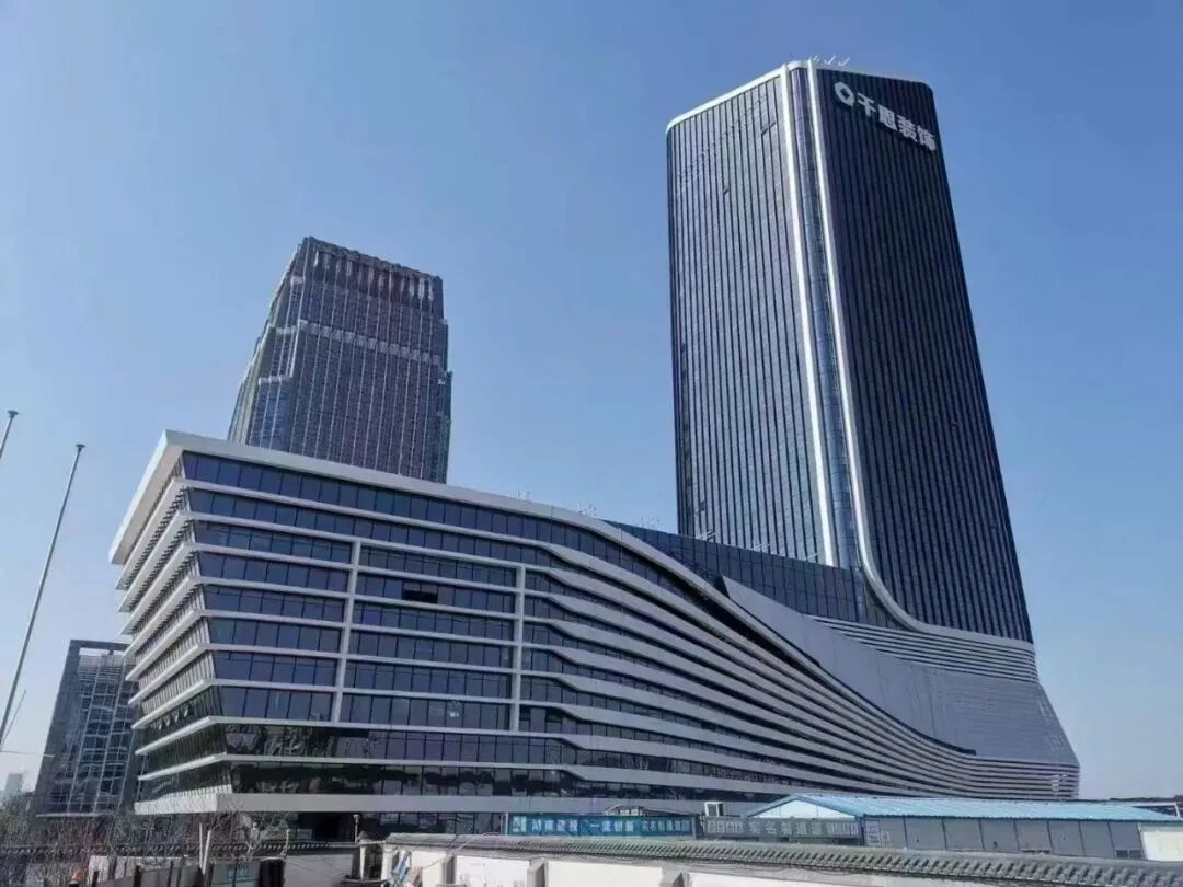 交流互進 共謀發(fā)展｜鷹牌集團赴千思裝飾考察交流，共話行業(yè)發(fā)展新趨勢(圖3)