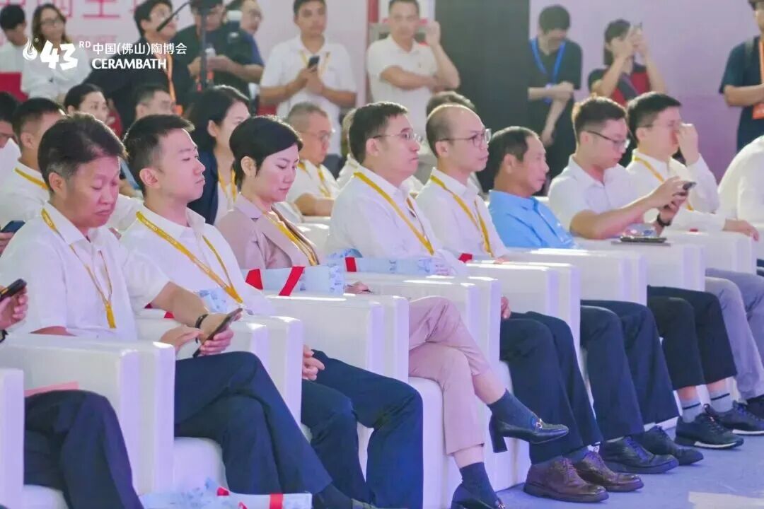 榮譽加冕|鷹牌陶瓷榮獲2025年度陶瓷行業(yè)領(lǐng)軍品牌大獎(圖2) 榮譽加冕|鷹牌陶瓷榮獲2025年度陶瓷行業(yè)領(lǐng)軍品牌大獎(圖2)